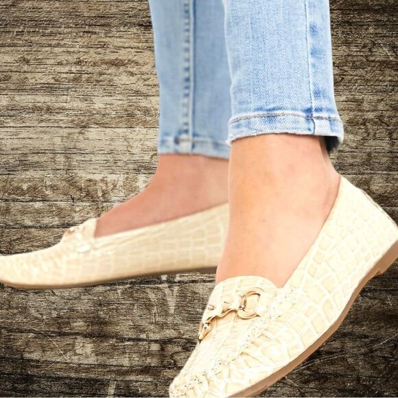 Truffles cream colored faux croc style slip on loafers! Ntn - Picture 4 of 10